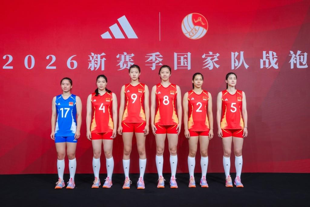 饿了?拉门斯被拍到在比利时替补席啃苹果