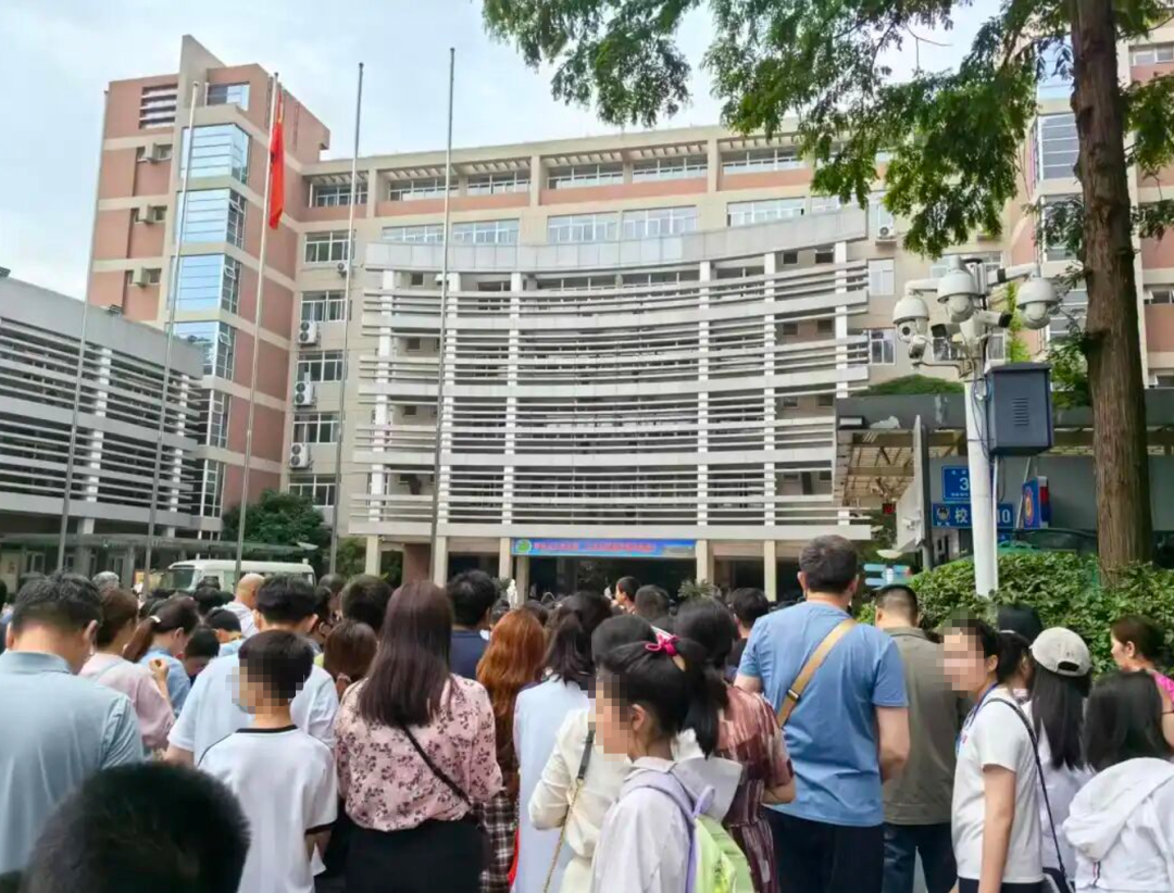 米兰体育郑钦文逆转萨卡里终结连败，心态蜕变守住草地首胜