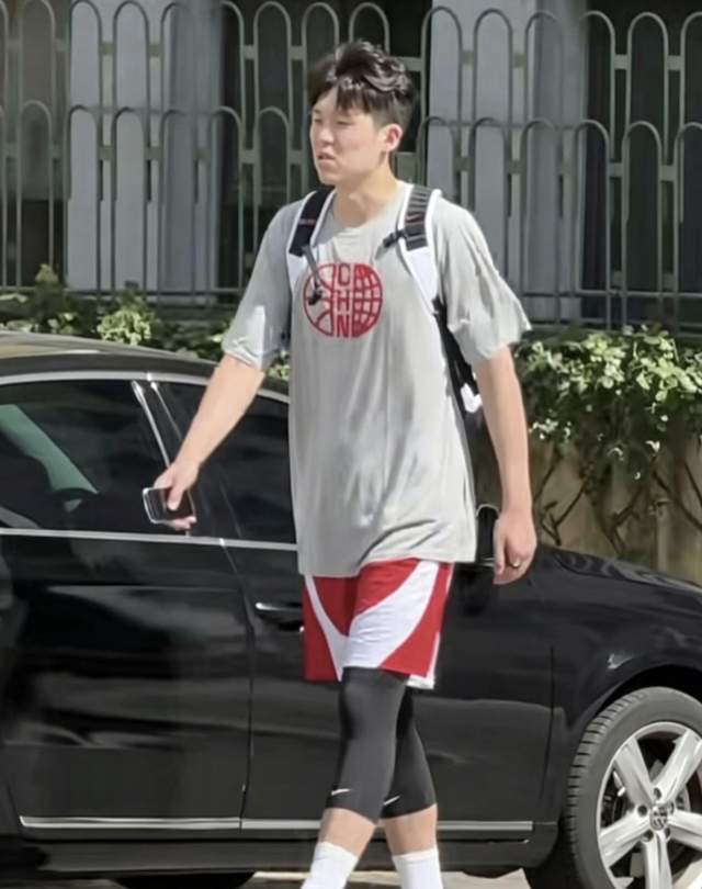 米兰体育贝尔萨定妆照看向地面引争议,博主:因为他觉得自己不是模特