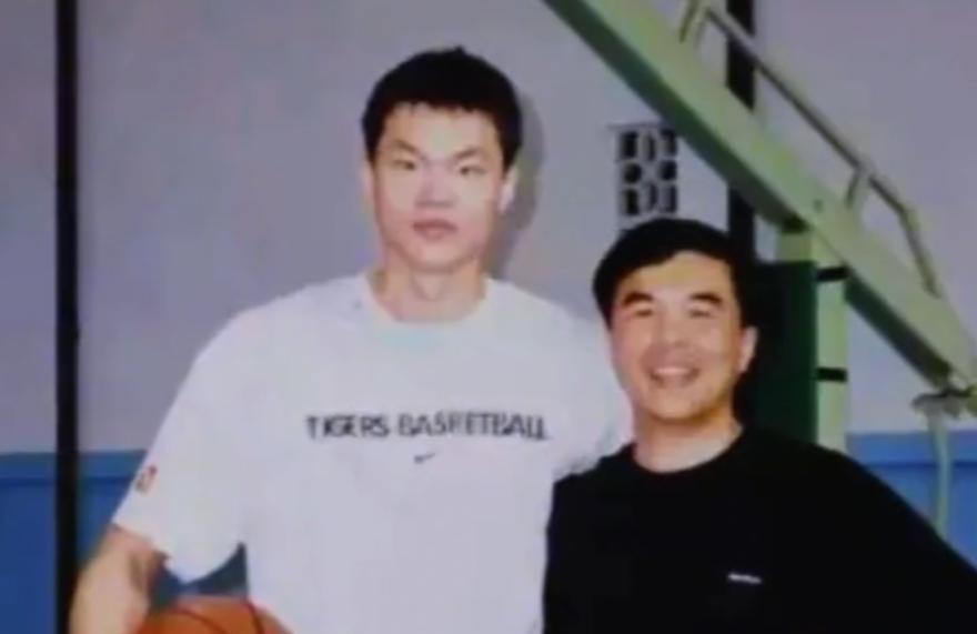 文班19+14+5封盖,哈珀比肩2传奇带不动双枪,马刺1