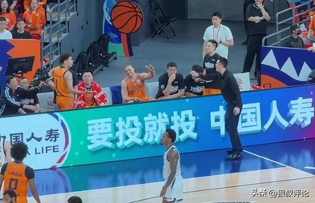 米兰体育-三人或跳出湖人合同:里夫斯、斯马特、艾顿去向未定