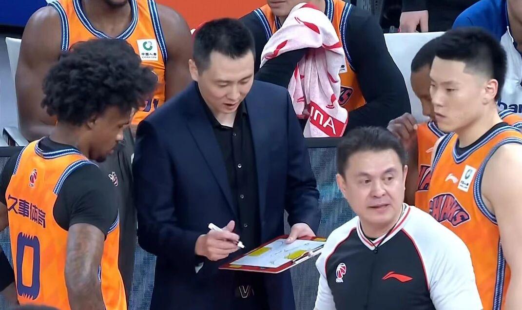 斯普利特离任!都什么时候了,中国球迷怎么还在怪杨瀚森教练?