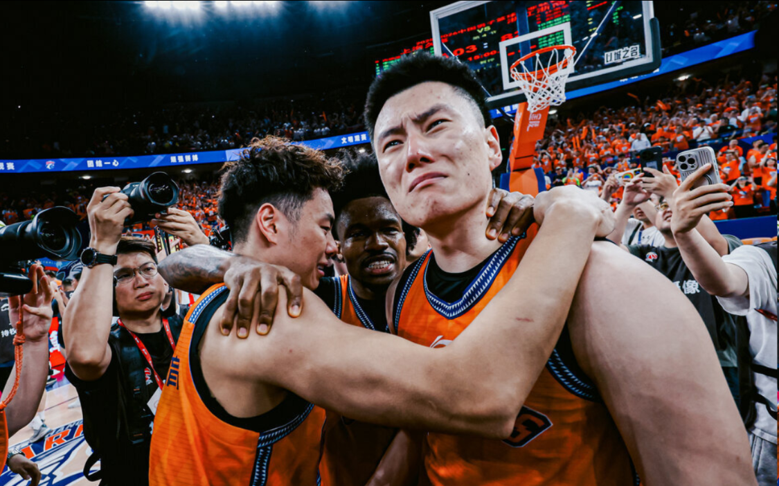 米兰体育詹姆斯再次自戴皇冠!与乐福一起现身克罗地亚:助威旗下摩托艇队