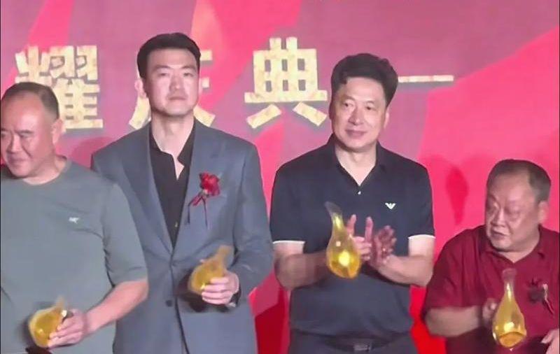 记者拉比奥、于帕、楚阿梅尼、萨利巴缺席训练前者母亲探班扑空
